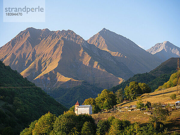 Das Kaukasusgebirge an der Militärstraße von Tiflis nach Kazbegi  Georgien (Sakartvelo)  Zentralasien  Asien