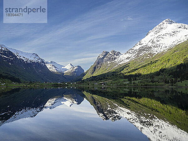 Blick auf schneebedeckte Berge und Spiegelungen im Oldevatnet-See im Oldedalen-Flusstal  Vestland  Norwegen  Skandinavien  Europa