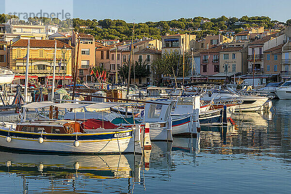 Der Hafen von Cassis  Cassis  Bouches du Rhone  Provence-Alpes-Cote d'Azur  Frankreich  Westeuropa