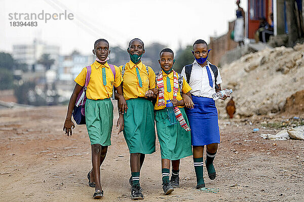 Kinder auf dem Weg von der Schule in Kigali  Ruanda  Afrika