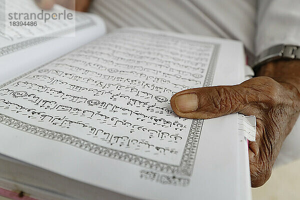 Muslimischer Mann liest den arabischen Koran in einer Moschee  Masjid Ar-Rohmah Moschee  An Giang  Vietnam  Indochina  Südostasien  Asien