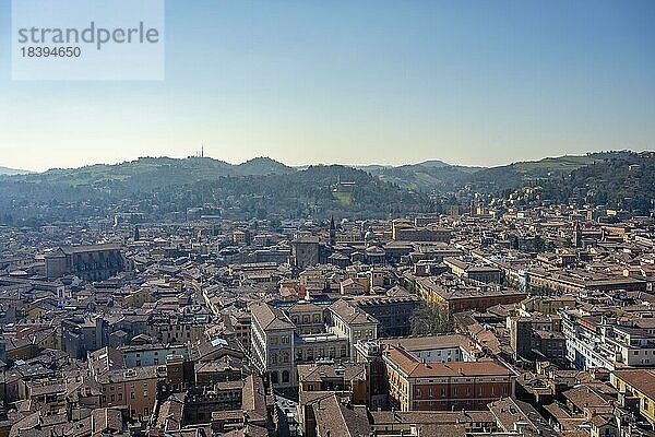 Aussicht vom Asinelli Turm auf die Dächer von Wohnhäusern in der Altstadt  Bologna  Emilia-Romagna  Italien  Europa