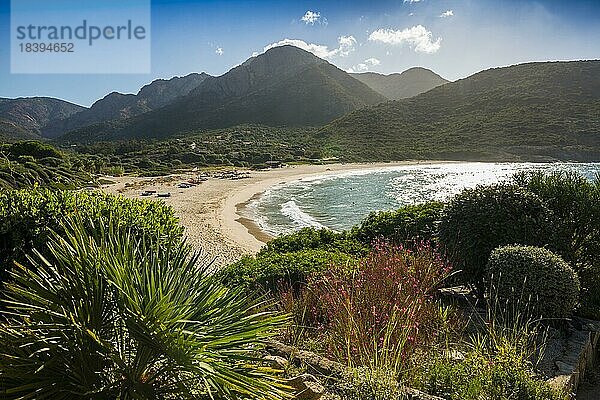 Sandstrand und Berge  Plage dArone  Piana  Département Haute-Corse  Westküste  Korsika  Mittelmeer  Frankreich  Europa