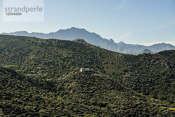 Bergdörfer und Berge  bei Corbara  Balagne  Département Haute-Corse  Korsika  Mittelmeer  Frankreich  Europa