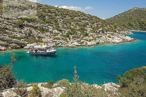 Ausflugsschiff in einsame Bucht in türkische Ägäis  Demre  Provinz Antalya  Türkei  Asien