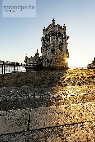 Der Torre de Belém  ein historischer Wachturm oder Wehrturm am Ufer des Fuss Tajo auf einem Felsen gebaut  Sonnenuntergang im Stadtteil Belem  Lissabon Portugal