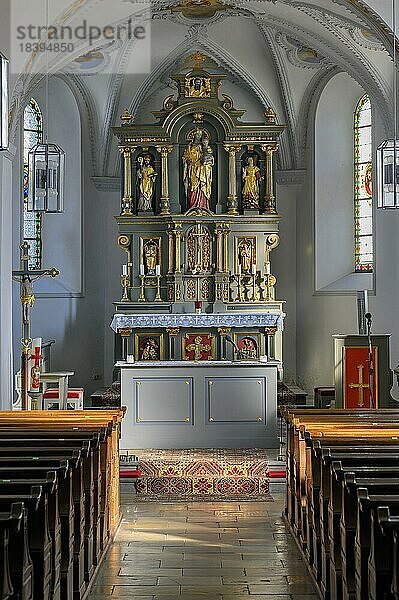 Altar mit Heiligenfiguren  Pfarrkirche St. Ulrich in Lauben bei Kempten  Allgäu  Bayern  Deutschland  Europa