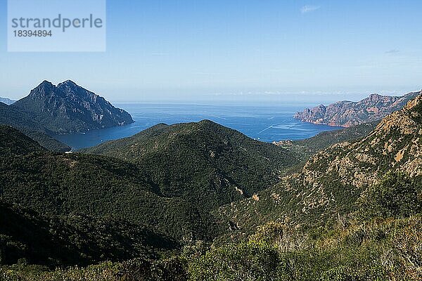 Felsenküste und rote Felsen  Bucht von Girolata  Girolata  La Scandola  UNESCO Weltnaturerbe  Département Haute-Corse  Westküste  Korsika  Mittelmeer  Frankreich  Europa