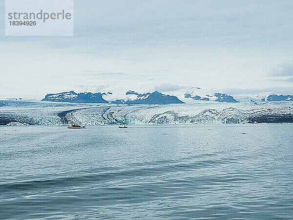 Boot im Jökulsarlon  Gletschersee des Vatnajökull  Island  Europa