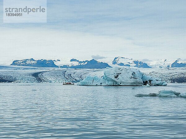 Gletscherlagune Jökulsarlon  Touristenboot vor Gletscher  Eisberge  Vatnajökull-Nationalpark  Hornafjörður  Südisland  Island  Europa