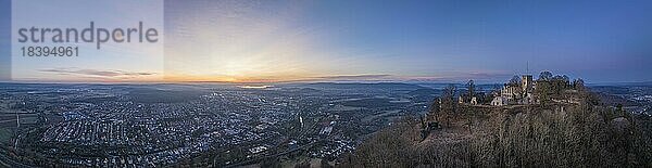 Panorama der Burgruine Hohentwiel mit der Stadt Singen am Hohentwiel vor Sonnenaufgang  Landkreis Konstanz  Baden-Württemberg  Deutschland  Europa
