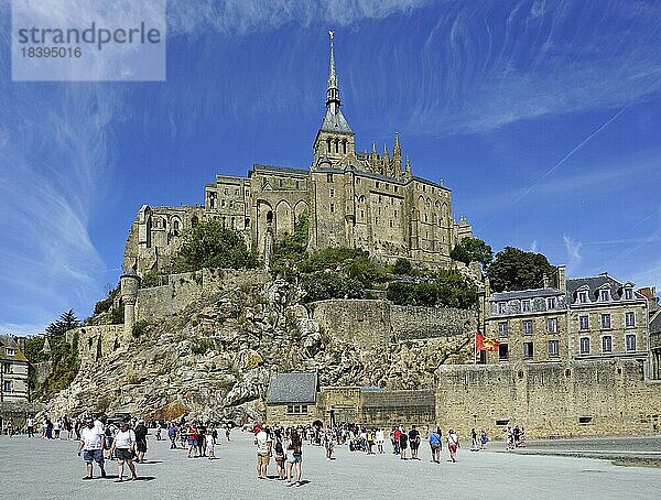 Touristen vor Abtei Mont-Saint-Michel  Le Mont-Saint-Michel  Normandie  Frankreich  Europa