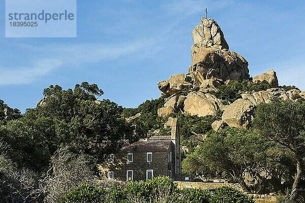 Kirche und Granitfelsen  Ermitage de la Trinité  Bonifacio  Südküste  Département Corse-du-Sud  Korsika  Mittelmeer  Frankreich  Europa