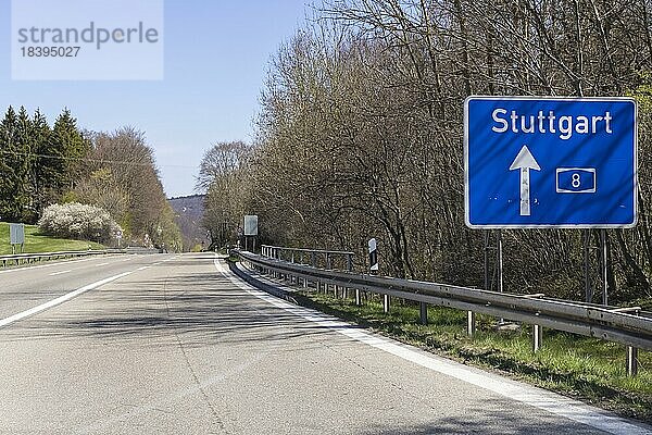 Drackensteiner Hang auf der Autobahn A8. Aus Gründen der Topografie führen die Richtungsfahrbahnen durch zwei benachbarte Täler  Drackenstein  Baden-Württemberg  Deutschland  Europa