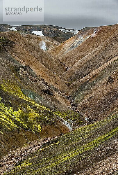 Kleiner Fluss zwischen bunten Rhyolith Bergen  Vulkanlandschaft  Erosionslandschaft  Landmannalaugar  Fjallabak Naturreservat  isländisches Hochland  Suðurland  Island  Europa