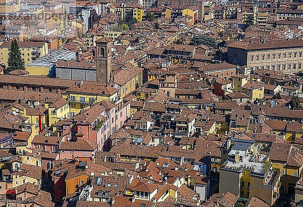 Aussicht vom Asinelli Turm auf die Basilica di San Giacomo Maggiore  Altstadt  Bologna  Emilia-Romagna  Italien  Europa