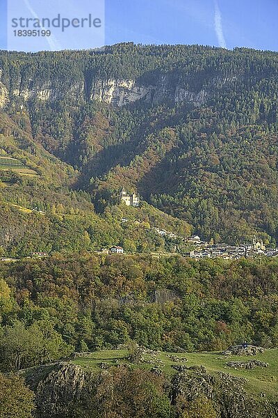 Blick zu Schloss Enn  Castelfeder  Montan  Südtirol  Italien  Europa