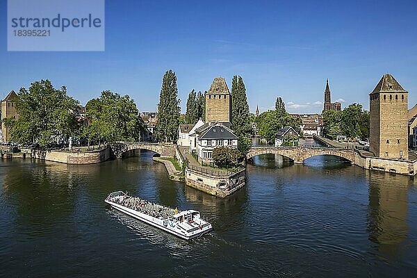 Türme der Gedeckten Brücken  die Ponts couverts sind Teil der ehemaligen Stadtbefestigung. Im Hintergrund der Turm des Münsters  Strasbourg  Bas-Rhin  Frankreich  Europa