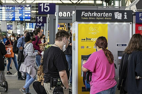 Viele Menschen auf Reisen  im Hauptbahnhof warten sie auf ihren Zug  eine Frau löst am Ticket-Automat einen Fahrschein  Stuttgart  Baden-Württemberg  Deutschland  Europa