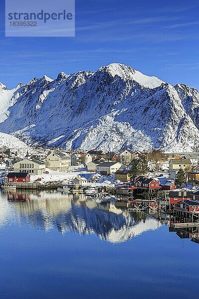 Ortsansicht Reine  Winter  hinten schneebedeckte Berge  Reine  Lofoten  Nordland  Norwegen  Europa