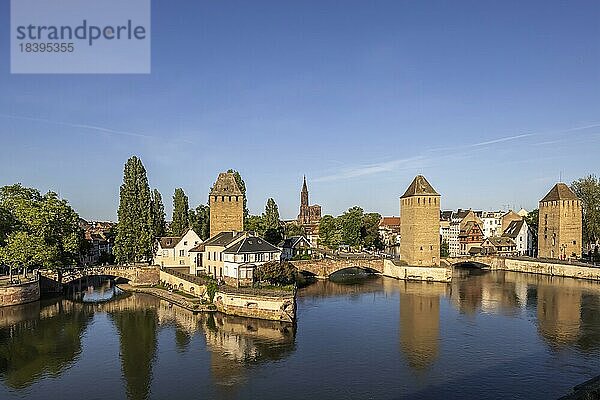 Türme der Gedeckten Brücken  die Ponts couverts sind Teil der ehemaligen Stadtbefestigung. Im Hintergrund der Turm des Münsters  Strasbourg  Bas-Rhin  Frankreich  Europa