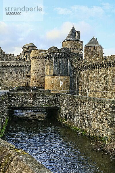 Burg Chateau  mittelalterliche Altstadt von Fougeres  Departement Ille-et-Vilaine  Region Bretagne Breizh  Frankreich  Europa