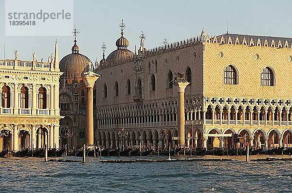 Blick vom Bacino di San Marco auf den Dogenpalast und der Piazzetta am Morgen  Venedig  Italien  Europa