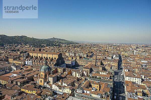 Aussicht vom Asinelli Turm auf die Basilica San Petronio und Santa Maria della Vita  Altstadt  Bologna  Emilia-Romagna  Italien  Europa