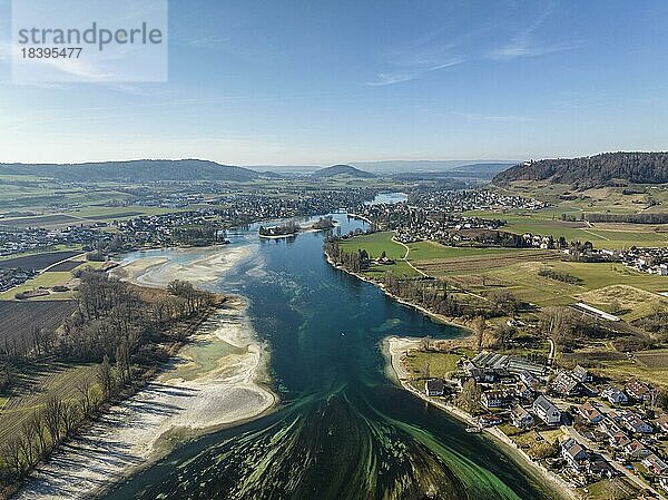 Der abfließende Bodensee  Rheinsee genannt mit der Inselgruppe Werd und der Stadt Stein am Rhein  Kanton Thurgau  Schweiz  Europa
