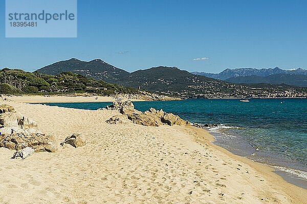 Sandstrand und Granitfelsen  Plage LyHaRa  Propriano  Westküste  Département Corse-du-Sud  Korsika  Mittelmeer  Frankreich  Europa