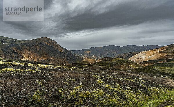 Bunte Rhyolith Berge  Vulkanlandschaft  Erosionslandschaft  Landmannalaugar  Fjallabak Naturreservat  isländisches Hochland  Suðurland  Island  Europa