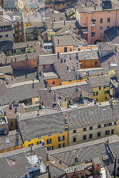 Aussicht vom Asinelli Turm auf die Dächer von Wohnhäusern in der Altstadt  Bologna  Emilia-Romagna  Italien  Europa