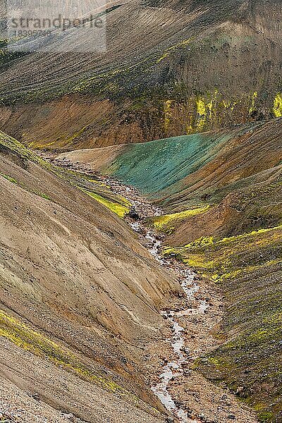 Kleiner Fluss zwischen bunten Rhyolith Bergen  Vulkanlandschaft  Erosionslandschaft  Landmannalaugar  Fjallabak Naturreservat  isländisches Hochland  Suðurland  Island  Europa