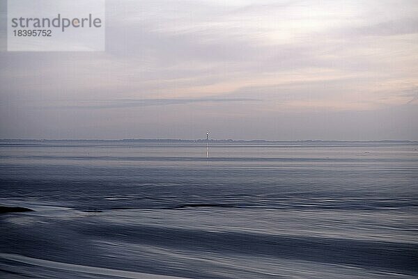 Ausblick über das Wattenmeer bei Ebbe zur Insel Norderney mit dem Leuchtturm  Nordsee  Ostfriesische Inseln  Niedersachsen  Deutschland  Europa