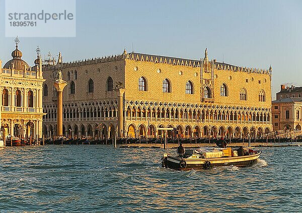 Dogenpalast am Morgen  Venedig  Italien  Europa