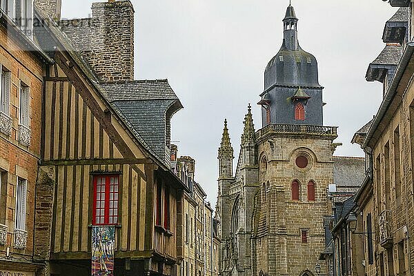 Kirche Saint-Leonard  mittelalterliche Altstadt von Fougeres  Departement Ille-et-Vilaine  Region Bretagne Breizh  Frankreich  Europa