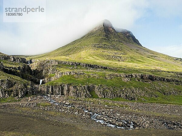 Nebel zieht über einsame Hügel  bei Reyðarfjörður  Island  Europa