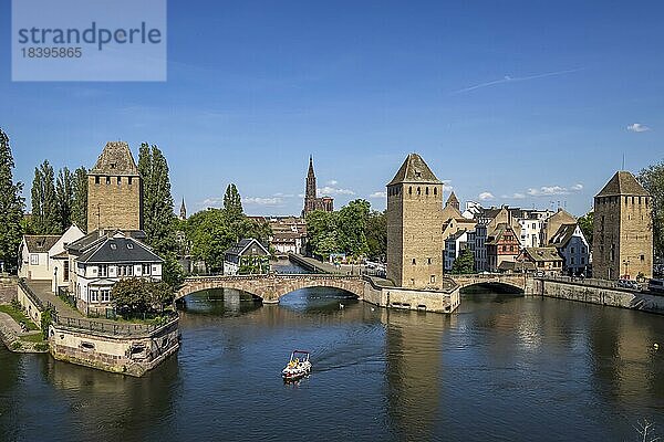 Türme der Gedeckten Brücken  die Ponts couverts sind Teil der ehemaligen Stadtbefestigung. Im Hintergrund der Turm des Münsters  Strasbourg  Bas-Rhin  Frankreich  Europa