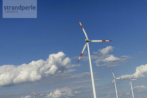 Windkraftanlage  Windrad mit blauem Himmel und Wolken  Schwäbische Alb  Dornstadt  Baden-Württemberg  Deutschland  Europa