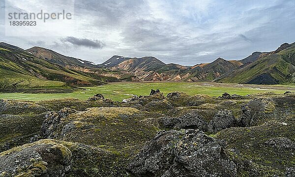 Lavafeld Laugahraun  Vulkanlandschaft  bunte Erosionslandschaft mit Bergen  Landmannalaugar  Fjallabak Naturreservat  isländisches Hochland  Suðurland  Island  Europa