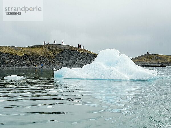Touristen am Jökulsarlon  Gletschersee des Vatnajökull  Island  Europa