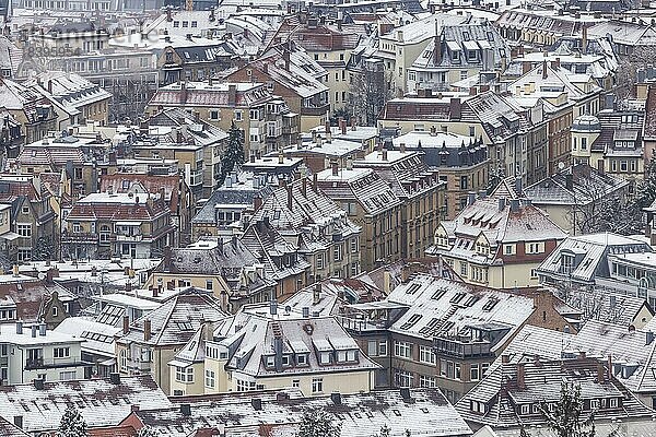 Winter in der Landeshauptstadt  die Stadt ist dicht bebaut  auf Dächern liegt Schnee  Stuttgart  Baden-Württemberg  Deutschland  Europa