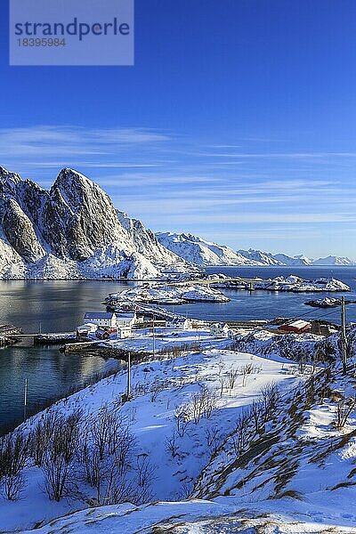 Brücke über Fjord  Winter  hinten schneebedeckte Berge  Hamnøy  Lofoten  Nordland  Norwegen  Europa
