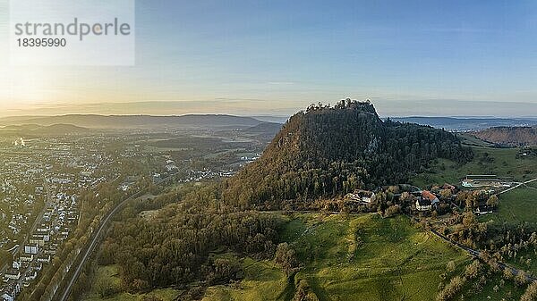 Der Vulkankegel mit der Burgruine Hohentwiel von der Morgensonne angestrahlt  Singen am Hohentwiel  Landkreis Konstanz  Baden-Württemberg  Deutschland  Europa