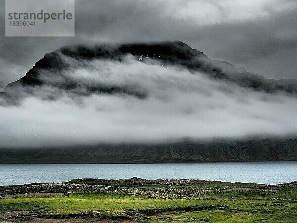 Nebel zieht über Berghang  Ostfjorde  Ostisland  Island  Europa