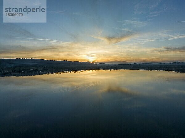 Der Bodensee spiegelt sich im Abendhimmel bei Sonnenuntergang  Radolfzell  Landkreis Konstanz  Baden-Württemberg  Deutschland  Europa