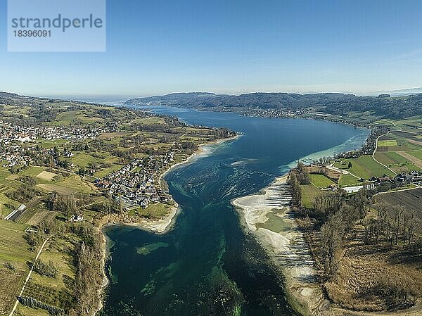 Der abfließende Bodensee  Rheinsee genannt  links die Halbinsel Höri mit der deutschen Gemeinde Öhningen  rechts die Schweizer Gemeinde Eschenz und Mammern  Kanton Thurgau  Schweiz  Europa