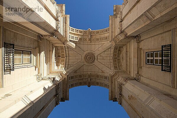 Look up  der Prachtvolle Triumphbogen aus dem 18. Jahrhundert  Arco da Rua Augusta in Lissabon  Portugal  Europa