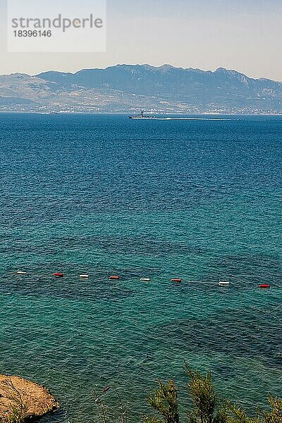 Blick von türkische Küste über Ägäisches Meer auf griechische Insel Kos  am Horizont patroulliert türkisches Militärschiff Schnellboot auf Kontrollfahrt  Mu?la  Türkei  Asien
