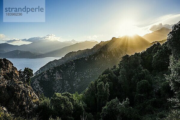 Sonnenaufgang  Piana  Bucht von Porto  UNESCO Weltnaturerbe  Département Haute-Corse  Westküste  Korsika  Mittelmeer  Frankreich  Europa